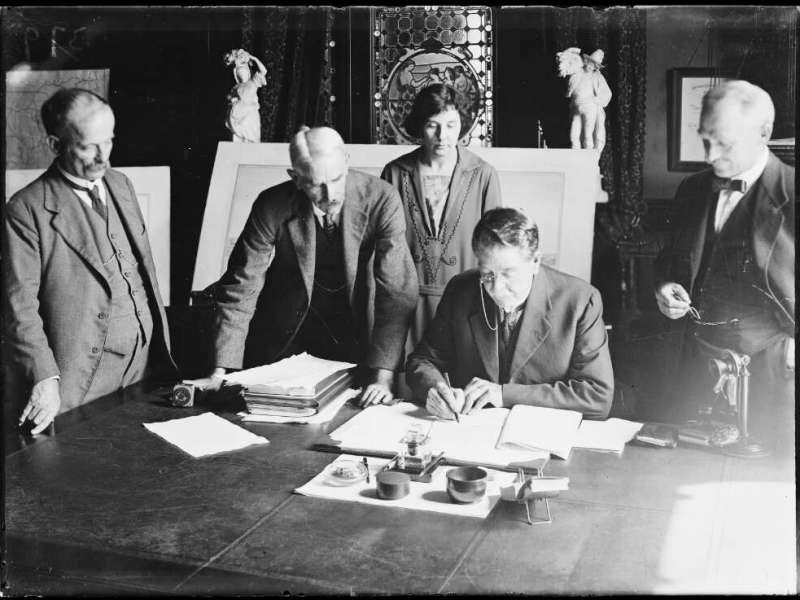 Signing the Harbour Bridge Contract – An Important  Moment in History